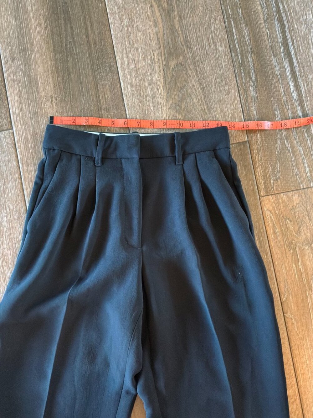 Aritzia The Effortless women's Pant crepette black pleated size 4 - Picture 3 of 9